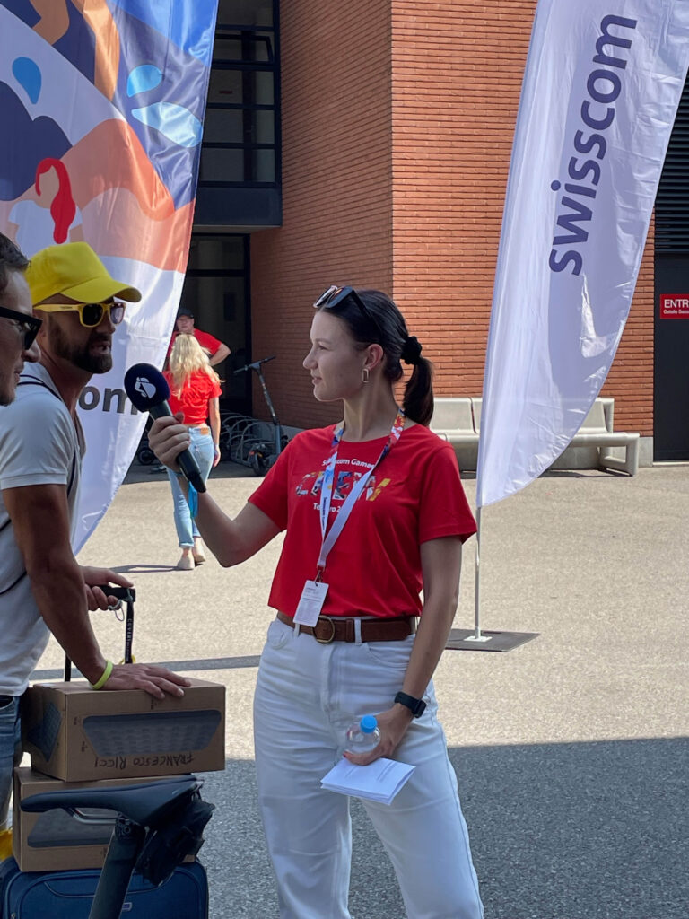 Débora Pons réalisant une interview lors d'un événement avec un microphone